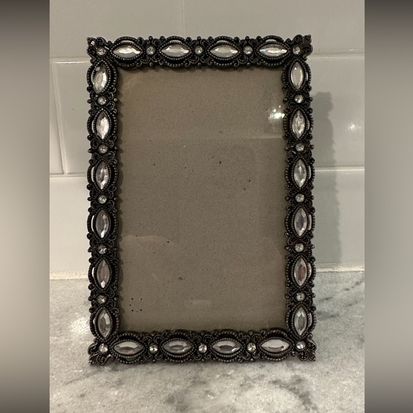 New metal and crystal 4x6 picture frame - Picture 2 of 8